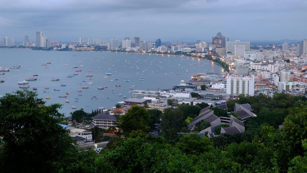 Peak Tower In Phatumnak Pattaya Buitenkant foto