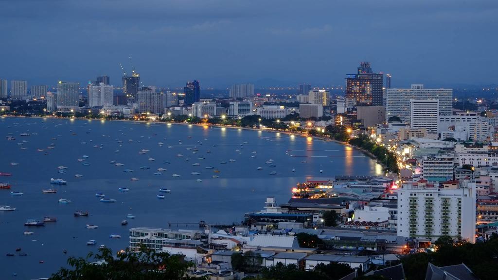 Peak Tower In Phatumnak Pattaya Buitenkant foto